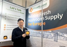 Abby Chan, export manager at Sichuan Freshland Imp. & Exp. Co., Ltd. The company exports a variety of mushroom products, including King Oyster mushrooms, Maitake mushrooms, Shiitake mushrooms, Enoki, fresh cauliflower fungi, and Golden Ear mushrooms. / Abby Chan，Sichuan Freshland Imp. & Exp. Co., Ltd. 的出口经理。该公司出口各种蘑菇产品，包括杏鲍菇、舞茸、香菇、金针菇等。