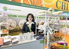 Viola Zhang, sales manager at Richfamer. The company brings a variety of garlic and ginger products for demonstration. / 来自 Richfamer 的销售经理 Viola Zhang，该公司带来了多种大蒜和生姜产品进行演示。