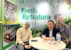 Jianyou Chen (1st from the right), the general manager at Qingtian Tianren Agricultural Technology Co., Ltd. is receiving a client at the booth. / 青田天仁农业科技有限公司总经理Jianyou Chen（右一）正在展位上接待客户。