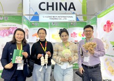 The team of Qingdao Muyi International Trading Co., Ltd. Garlic and ginger are the company's main products. / 青岛沐易帆国际贸易有限公司团队。大蒜和生姜是该公司的主要产品。
