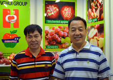 杨跃国是白水县润泉现代农业科技开发有限公司的董事长，他与来自陕西华苹贸易有限公司的李继生经理合作。陕西华苹贸易有限公司是一家苹果种植商和出口商。// Yang Yueguo is the Chairman of Baishui Runquan Modern Agriculture Science Development. He cooperates with Ali, manager at Chinapple. Chinapple is a grower and exporter of apples