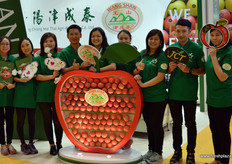 王山和成记栏有限公司的团队。右边是，香港办公处的销售和营销董事长蔡欣韵 // The team of Wang Shan and Shing Kee Lan Company. To the right is Catherine SW Chai, Sales & Marketing Director for Hong Kong