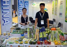 来自Shenzhen Yong Jia Fresh Produce的Lucy和Lin Zheng Shun。该公司出口新鲜蔬菜到欧洲和其他海外市场 // Lucy and Lin Zheng Shun of Shenzhen Yong Jia Fresh Produce. The company exports fresh vegetables to Europe and other overseas markets
