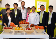 Enza Zaden的国际团队。中间是Enza Zaden的生产链经理Chris Groot，他右边是来自South Pacific Seed Sales的Louise Millar // The international team of Enza Zaden. In the middle are Chris Groot, Produce Chain Manager at Enza Zaden and, to his right, Louise Millar of South Pacific Seed Sales