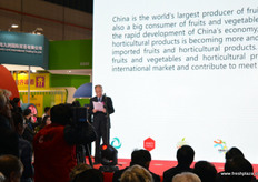 At the opening's ceremony the importance of China as a fruit and veg producer and importer was explained. // 在 开幕式上，中国作为一个水果和蔬菜生产果和进口果的重要性的解 释。