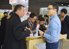 Kevin Au Yeung of RKG Asia has brought the Dori, an Italian kiwifruit variety and brand, to the exhibition, where it regenerated curiosity and interest. The first shipments of Dori arrived in Shanghai in the middle of November // 爱奇果园亚洲有限公司的Kevin Au Yeung为展会带来 了Dori，Dori是一个意大利猕猴桃品种和品牌，它引来了人们的好奇 和兴趣。首批船运的Dori在11月中旬抵达了上海。