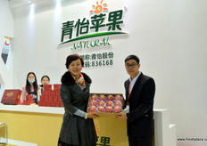To the left, Rebecca Zhou, founder and managing director of Evergreen. To the right, Huang Bang Dian, marketing manager // 左边是广州市青怡农业科技股份有限公司的 董事总经理周杰，右边是渠道经理黄邦钿