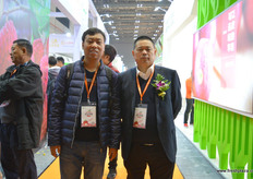 To the right, Liu Wen Hui of Hunan Greenshine Fruit, together with Summer Melon's Sales Manager Fan Zhiqiang // 右边是湖南绿晟蓝果品有限公司的董事长刘文辉和夏乐精品瓜业协 会理事、夏乐农业科技开发有限公司销售经理樊志强