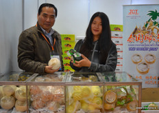 To the left is Liu Yun Ping. His companies in Shanghai and Thailand trade exotics from Thailand on the Chinese market // 左边是刘松平。他在上海和泰国的公司进口泰国的产品到 中国市场上进行出售