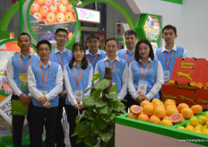 The Chinese team of Berda Fruit. Berda Fruit imports a number of South African and Chilean products into China, including citrus and grapes // 博达果业的中国团 队。博达果业进口一些南非和智利产品到中国，包括柑橘和葡萄