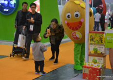 Boy meets kiwi // 男孩与“猕猴桃”碰面