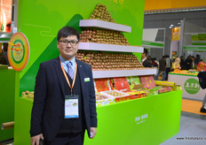 Nemo, marketing manager at Qifeng Fruit, kiwifruit grower and packer. This year Qifeng has launched its export programme // 齐峰果业的营销经理李峰，该公司是一家猕 猴桃种植商和加工商。今年，奇峰已经推出了其出口项目