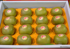 Qifeng's red hearted kiwifruit variety. The company is also selling green and golden kiwifruit // 齐峰的红心猕猴 桃。该公司还销售绿色和金色猕猴桃
