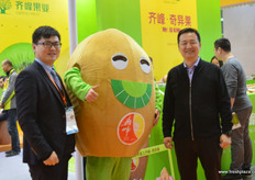 To the rigth is Mr Qi, founder and director of Qifeng fruit. To the left, Nemo, the company's marketing manager. In the middle one of the company's red hearted kiwifruit varieties // 右边是齐先生，齐峰水果的创始人和董事 长。左边是公司的营销经理李峰。中间是该公司的红心猕猴桃品种之 一
