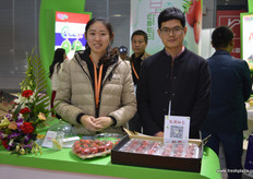 To the left is Chao Tong of Cat Fresh Fruit. The strawberries are grown in greenhouses and available all year around // 左边是喵果家人的童超。该公司的草莓生长在温室 里，全年都有供应
