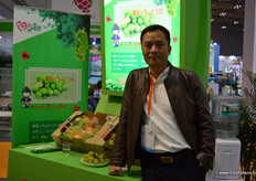 Zheng San Hai is the Ceo of Sunshine Manor, producer of Japanese grape varieties in China // 郑三海是阳光庄园的首 席执行官，该公司是在中国的日本葡萄品种生产商