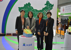 The sales team and management of Xin Ye Yuan // 兴业源的 销售与管理团队