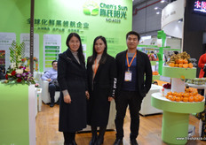 To the left is Chen Na, marketing manager of Chen's Sun. The company has a purchasing team in Europe, Africa and South America // 左边是陈氏阳光的销售总经理陈 娜。该公司在欧洲、非洲和南美洲设有采购团队