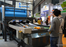 Compac's Spectrim sorting machine on show // 康柏展示的 光谱分选机