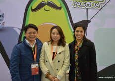 In the middle is Jade Shan of Mr Avocado, one of China's premium avocado brands, together with Jessica Delgado, sales rep at Frhomimex (Fruits and Vegetables from Mexico), shipper of Mexican avocadoes // 中间是牛油 果先生的Jade Shan，牛油果先生中国的优质牛油果品牌之一，与 Frhomimex （来自墨西哥的水果和蔬菜）的销售代表杰西卡一起， Frhomimex是墨西哥鳄梨托运商。