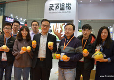 "The Agricultural Revolution from Beijing is bringing new brands on the market. This is the company's orange variety and brand. Chinese domestic brands are becoming more common and developing rapidly. Hu Hai Qin, in the middle in a white shirt, is the company's director and marketing strategist. "北京的天下星农投资发展有限公司为市场 带来了新品牌。这是该公司的橙子品种和品牌。中国国产品牌正在变 得越来越普遍，发展迅速。中间穿着白色衬衫的，是该公司的总裁和 营销战略家胡海卿"