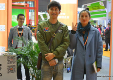 Lu Xu Min and Sun Dan Ping of Dodoca. Dodoca manages fruit sales on Wechat channels // 点点客信息技术股份有限公 司的陆旭敏和孙丹萍。卢旭敏和孙丹dodoca平。点点客信息技术股份 有限公司通过微信渠道经营水果销售