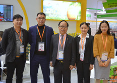 Henry Wang, in the middle, together with his team at Jiu Tai. This year Jiu Tai will market is tangerin and hami melon brands on the European market // 汪恒定（在中 间）和他的团队在久泰农业展台。今年，久泰农业将在欧洲市场上营 销其鲜橙和哈密瓜品牌