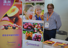 John Moore of Summerfruit Australia. This year's new crop of Australian peaches and nectarines is looking great, according to John // 澳洲夏令核果协会的John Moore。据John说，今年的澳大利亚桃子和油桃的新作物看起来不错