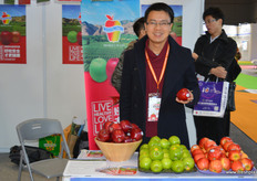 Roger Liu of the Washington Apple Commission in China. Although domestic apple brands are growing in strenght, American import apples remain a popular product on the market //在中国的美国华盛顿苹果协会的刘保军。虽然国内的苹果 品牌的实力在不断增强，但美国进口苹果仍然是市场上的畅销产品