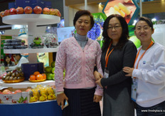 Rebecca Zhou, together with Ling Niuxian, General Manager and Ling Niuxian, General Manager of Fruitkii, a fruit sources, packer and distributor from Henan in Central China // 周杰（左），与锦州九洲国际贸易公司的总经理 牛仙玲（中）以及锦地九洲国际贸易有限公司的国际物流经理丁泽红 （右）一起，该公司是在位于中国中部的河南的一家水果采购商，加 工商和分销商