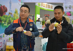 Hainan's agricultural products are represented by a group of growers from the island, including Lin Bo and Ma Fulai from Hainan Province Farmers Agricultural Development // 海南农产品以来自该岛上的一批种植者为代表，包 括来自海南省农人果匠农业发展有限公司的林波和马福联