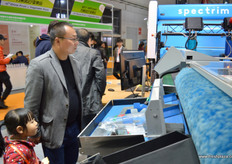 Compac's Spectrim sorting machine on show // 康柏展示的 光谱分选机