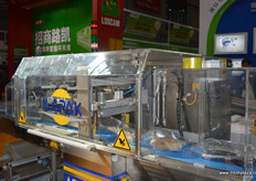 New packaging technology that creates a kind of inflated bag around the product. The air inside protects the product from damaging. Sold in China by Shanghai Lesui // 新的在产品周围创造一种充气袋的包装技术。 袋内的空气保护产品不受损害。乐岁（上海）实业有限公司乐在中国 销售。