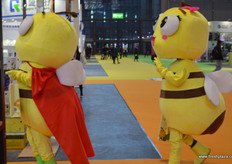 Happy bees buzzing around // 展厅中快乐的嗡嗡叫的蜜蜂