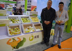 To the right is Gavin of Geat Wall together with Wang Zan // 右边是长城经贸的 Gavin和王赞先生。