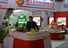 Zhejiang Tiazni Shares, a large grower and packer of Zhejiang citrus // 浙江天子股份有限公司展台，参展人员正在展 示该公司的柑橘产品。