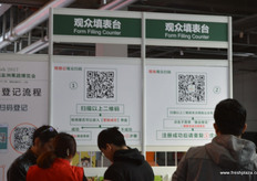 Visitors can sign up online to enter // 第十届亚洲果蔬博 览会观众填表台前的拥挤人群