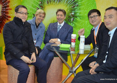 Italian and Chinese kiwifruit industry united // 齐峰果 业的李峰