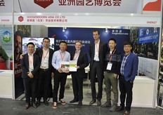Centre: the General Manager at Hoogendoorn Asia, Wierd Vonk // 中间：豪根道（北京）农业技术有限公司的总经理Wierd Vonk
