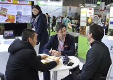 Business operations at the Apofruit Italia stand // Apofruit Italia展台前进行的商业洽谈