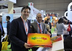 Renzo Balestri and Mirco Zanotti from Apofruit with a Solemio kiwi packet // 来自Apofruit的Renzo Balestri和Mirco Zanotti拿着一个Solemio猕猴桃包装