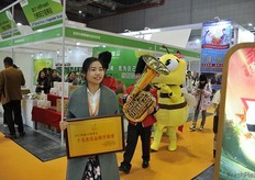 Nice fruit, nice ladies // 优质水果公司获得十大杰出品牌营销奖