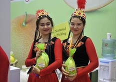 Nice fruit, nice ladies // 新疆姑娘带来的可口哈密瓜