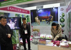 Liu Xin Yuan is the manager of the company processing Dragon Fruit // Liu Xin Yuan是火龙果加工公司的经理