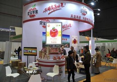 Ling Bao Apple had a large stand at the fair // 灵宝苹果在展会 有一个大的展台