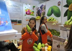 Lu Yan Hua is the representative of Guangxi Nanning // Lu Yan Hua是广西南宁水果的代表