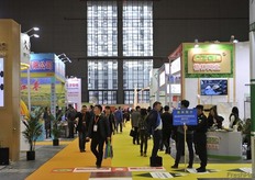 Corridor between the stands // 展台之间的通道