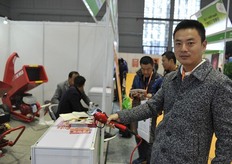 Jia Meng Yun showing one of the products // Jia Meng Yun正在 展示其产品之一