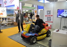 Mini tractor with an extremely short turning radius // 具有极 短转弯半径的微型拖拉机