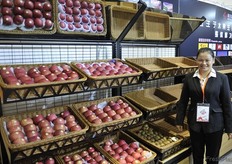 High-quality apples presented by Pan Hong Yan from Mufengjiaju // 由牧丰家具的Pan Hong展示的高质量苹果